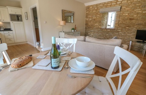 Witney Cottage | Discover Saddlebacks Barn: Cozy Cottage with Garden Retreat