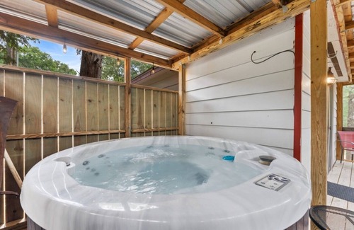 Branson Cottage | Unwind at Sadie's Cottage with Hot Tub & Fire Pit