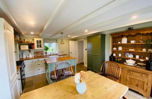 Lecemy House | Enchanting Sadie’s Rose Cottage: Pet & Child Friendly Retreat