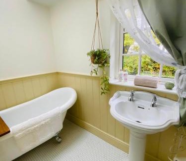 Lecemy House | Enchanting Sadie’s Rose Cottage: Pet & Child Friendly Retreat