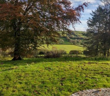 Lecemy House | Enchanting Sadie’s Rose Cottage: Pet & Child Friendly Retreat
