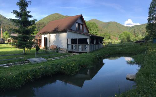 Tatariv Cabin | Cozy Sadyba Dana: Family-Friendly Stay with Pool Access
