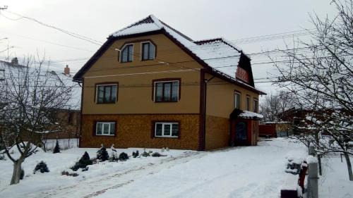 Izki House | Guest Rated Sadyba Gostynniy Dvir: Family-Friendly Retreat
