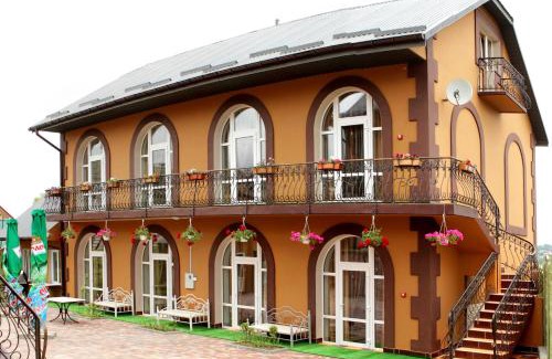 Kamenets-Podol'skiy Hotel | Family-Friendly Retreat at Sadyba Smotrytska Perlyna