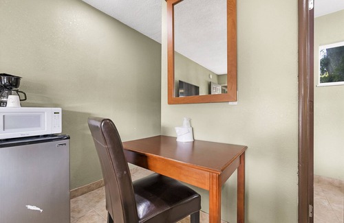 Chico Hotel | Family-Friendly Stay at Safari Inn - Chico with Pool & Spa