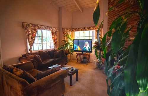 Chico Hotel | Family-Friendly Stay at Safari Inn - Chico with Pool & Spa