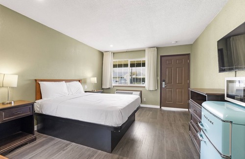 Chico Hotel | Family-Friendly Stay at Safari Inn - Chico with Pool & Spa