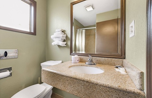 Chico Hotel | Family-Friendly Stay at Safari Inn - Chico with Pool & Spa