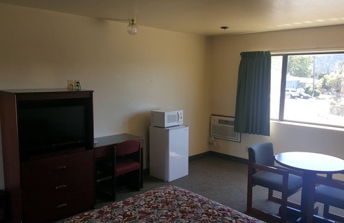 Roseburg Hotel | Budget-Friendly Stay at Safari Inn with Family Amenities