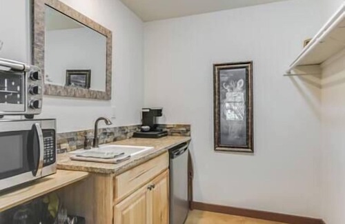 Fischer House | Experience Blanco Rapids Ranch Safari Suite with Ocean Views