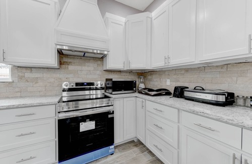 Killeen House | Safari Retreat: 8-Bedroom Home with Spa & Dining Options