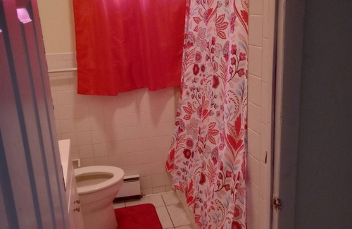 Ampere Apartment | Safe and Clean Family-Friendly Stay in NJ with Kitchen