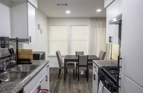 South Manchaca House | Tranquil Hotel in Downtown Austin's Safe Neighborhood