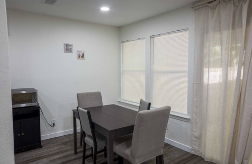 South Manchaca House | Tranquil Hotel in Downtown Austin's Safe Neighborhood