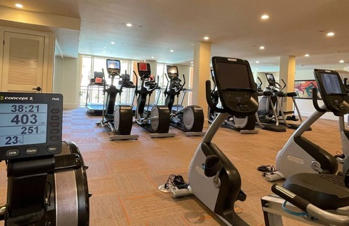 Airport Area Apartment | Tranquil & Comfortable Hotel with Pool and Family Amenities