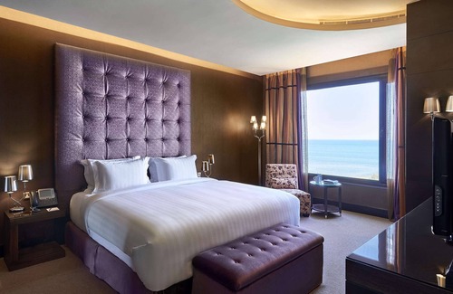 Fintas Hotel | Elegant Safir Fintas Kuwait Hotel: Pool, Restaurant & More