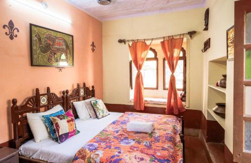 Amar Sagar Pol House | Prime Sagar Guest House: Family-Friendly with Dining Options
