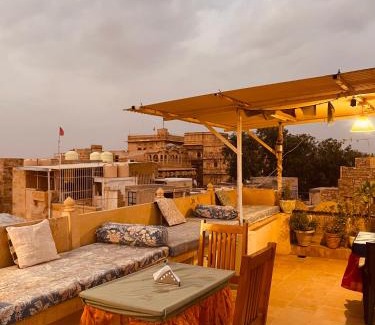 Amar Sagar Pol House | Prime Sagar Guest House: Family-Friendly with Dining Options