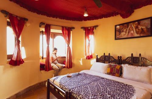 Amar Sagar Pol House | Prime Sagar Guest House: Family-Friendly with Dining Options