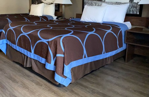 Merritt Hotel | Relaxing Getaway at Sage Inn Merritt with Pool & Spa