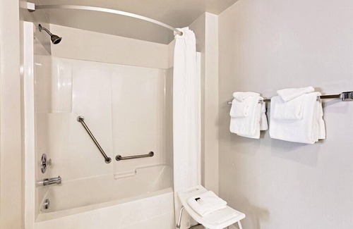 Merritt Hotel | Relaxing Getaway at Sage Inn Merritt with Pool & Spa