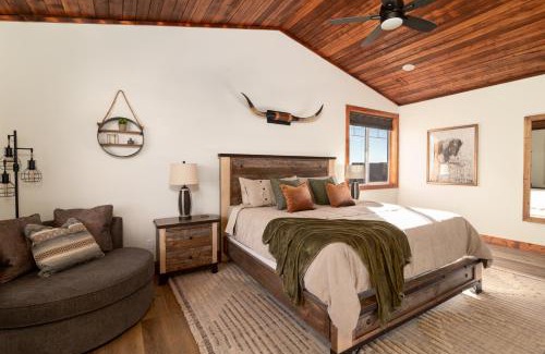 Orderville House | Sage Meadow Retreat: Hot Tub, Pool Table & Shuffleboard Fun