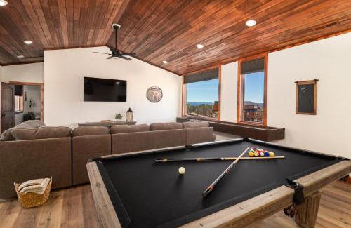 Orderville House | Sage Meadow Retreat: Hot Tub, Pool Table & Shuffleboard Fun