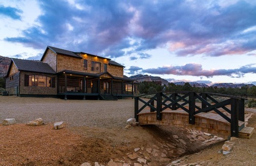 Orderville House | Sage Meadow Retreat: Hot Tub, Pool Table & Shuffleboard Fun