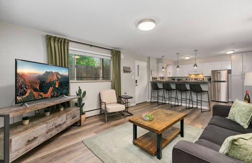 Old Town Condo | Stylish Downtown Condo | 5 Min Walk to Old Town, Rated 9.8