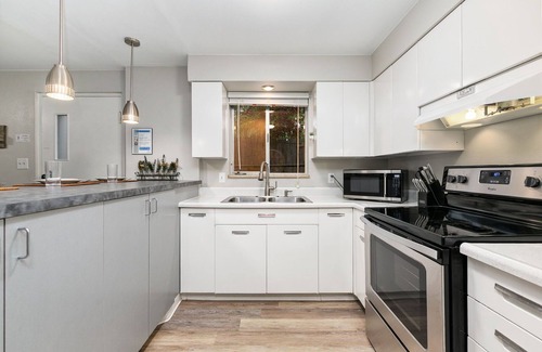 Old Town Condo | Stylish Downtown Condo | 5 Min Walk to Old Town, Rated 9.8