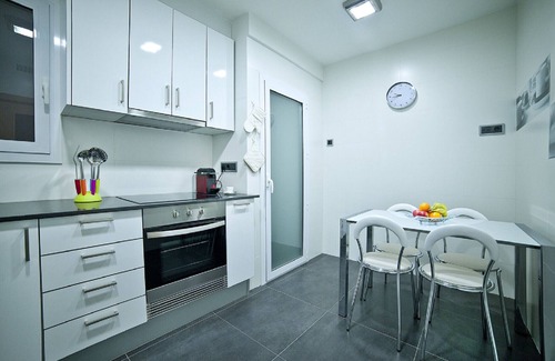 El Baix Guinardo Apartment | Exceptional Sagrada Familia Deluxe: Spa & Family-Friendly Stay