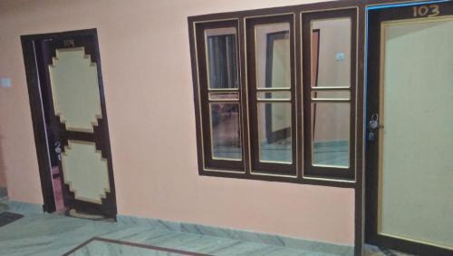 Katra House | Cozy Sahiba Paying Guest House: Family and Pet Friendly