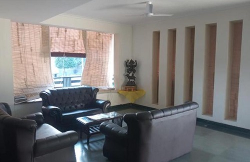 Noida House | Budget-Friendly SAI RESIDENCES with Breakfast & Accessibility