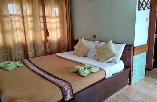 Kanchanaburi Hotel | Guest Rated 10/10 at Saichonview Resort with Pool & Breakfast