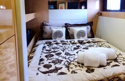 Paradise Island Boat Rental | Unwind in the Serendipity of Life - Child-Friendly Getaway!