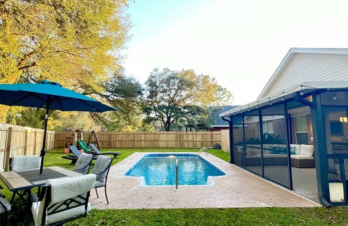 West Pensacola House | Sail Away: Poolside Fun with Game Room & Karaoke