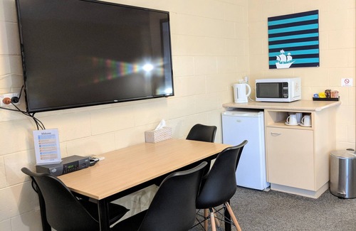 Yeppoon Hotel | Guest Rated 9.2: Sail Inn Motel with Family-Friendly Amenities