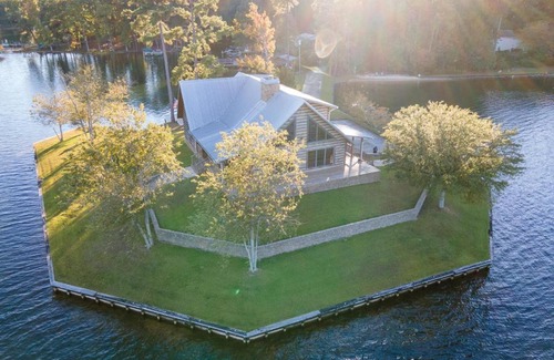 Pleasure Point House | Discover Sailboat Point: Family-Friendly Waterfront Escape
