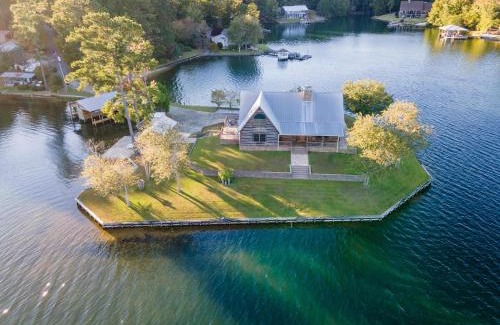 Pleasure Point House | Discover Sailboat Point: Family-Friendly Waterfront Escape