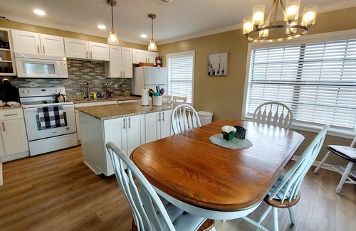 Surfcrest Village House | Beachside Paradise: 4 Bedrooms, Pool & Ocean Views!