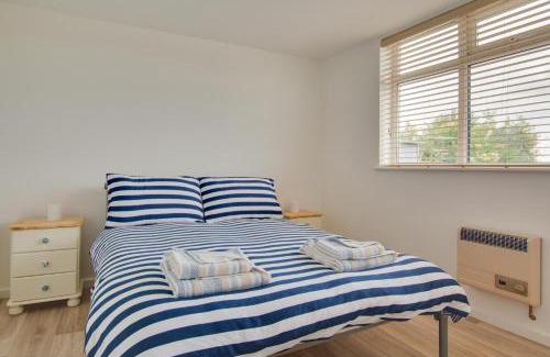 Ringstead House | Cozy Sailing Club Bungalow with Family and Pet Amenities