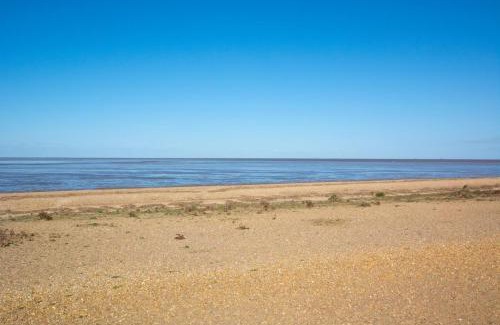 Ringstead House | Cozy Sailing Club Bungalow with Family and Pet Amenities
