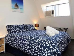 Geraldton Hotel | Cozy Sails Geraldton Accommodation with Pool and Kitchen