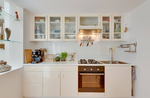 Quartier des Quais - Kaaienwijk Apartment | Artful Retreat at Saint Catherine Residence with Spa & Breakfast