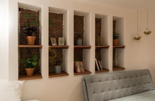 Old Town House | Cozy Saint Claire Studio: Family-Friendly Retreat Awaits