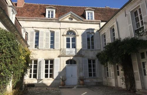 Auxerre Bed & Breakfast | Pet-Friendly Saint-Eusèbe Mansion with Oceanfront Pool