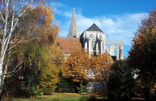 Auxerre Bed & Breakfast | Pet-Friendly Saint-Eusèbe Mansion with Oceanfront Pool