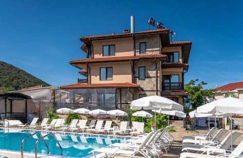 Belashtitsa Hotel | Explore Saint George Mountain Residence with Oceanfront Pool