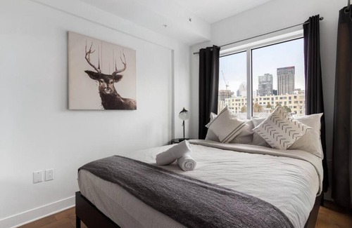 Quartier des Spectacles Apartment | Exceptional Saint-Laurent Montreal: Family-Friendly Retreat