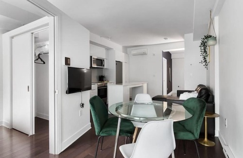 Quartier des Spectacles Apartment | Exceptional Saint-Laurent Montreal: Family-Friendly Retreat